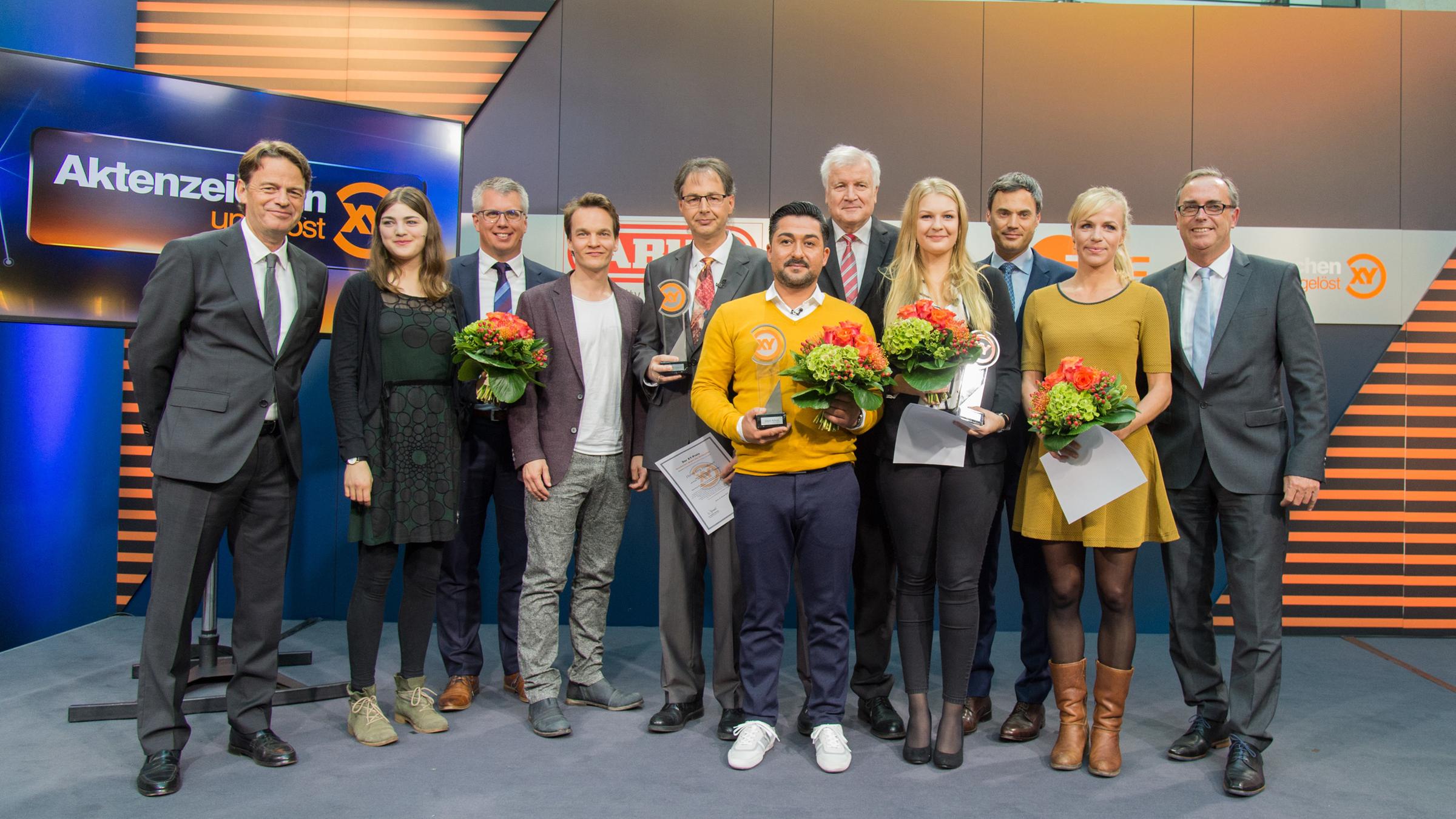 Aktenzeichen XY ... ungelöst - XY-Preis 2018 - Preisverleihung 30.10.2018, Berlin: Rudi Cerne, Johanna Polley, Christian Rothe, Ludwig Blochberger, Jörg Neubauer, Ugur Altun, Bundesinnenminister Horst Seehofer, Marie Deutsch, Norbert Himmler, Katrin Jähne, Michael Bräuer