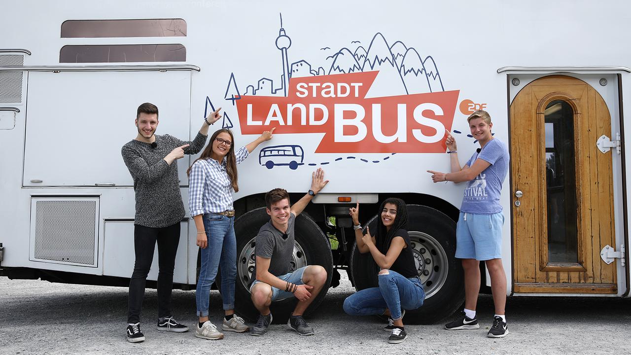 "Stadt, Land, Bus": Die fünf jungen Filmemacher Yusuf, Lynn, Franz, Eyleen und Benjamin vor dem Bus.