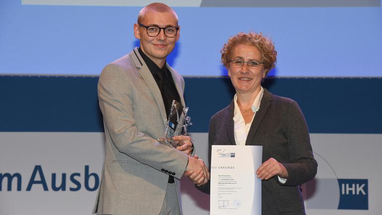 Ehrung der bundesbesten IHK-Azubis 9.12.2019 in Berlin: Heike Kummer (Vorsitzende IHK-Bildungsausschuss) überreicht dem Jahrgangsbesten Marc Philipp Ginolas (ZDF-Auszubildender) die Urkunde