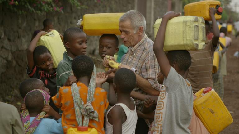 "Congo Calling": Peter wird von kenianischen Jungen umringt.