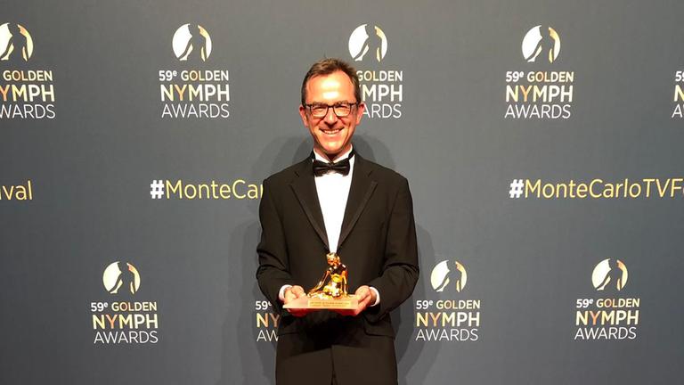 Golden Nymph Award für "Dollar Heroes – Devisen für den Diktator": Produzent Tristan Chytroschek mit dem Golden Nymph Award 