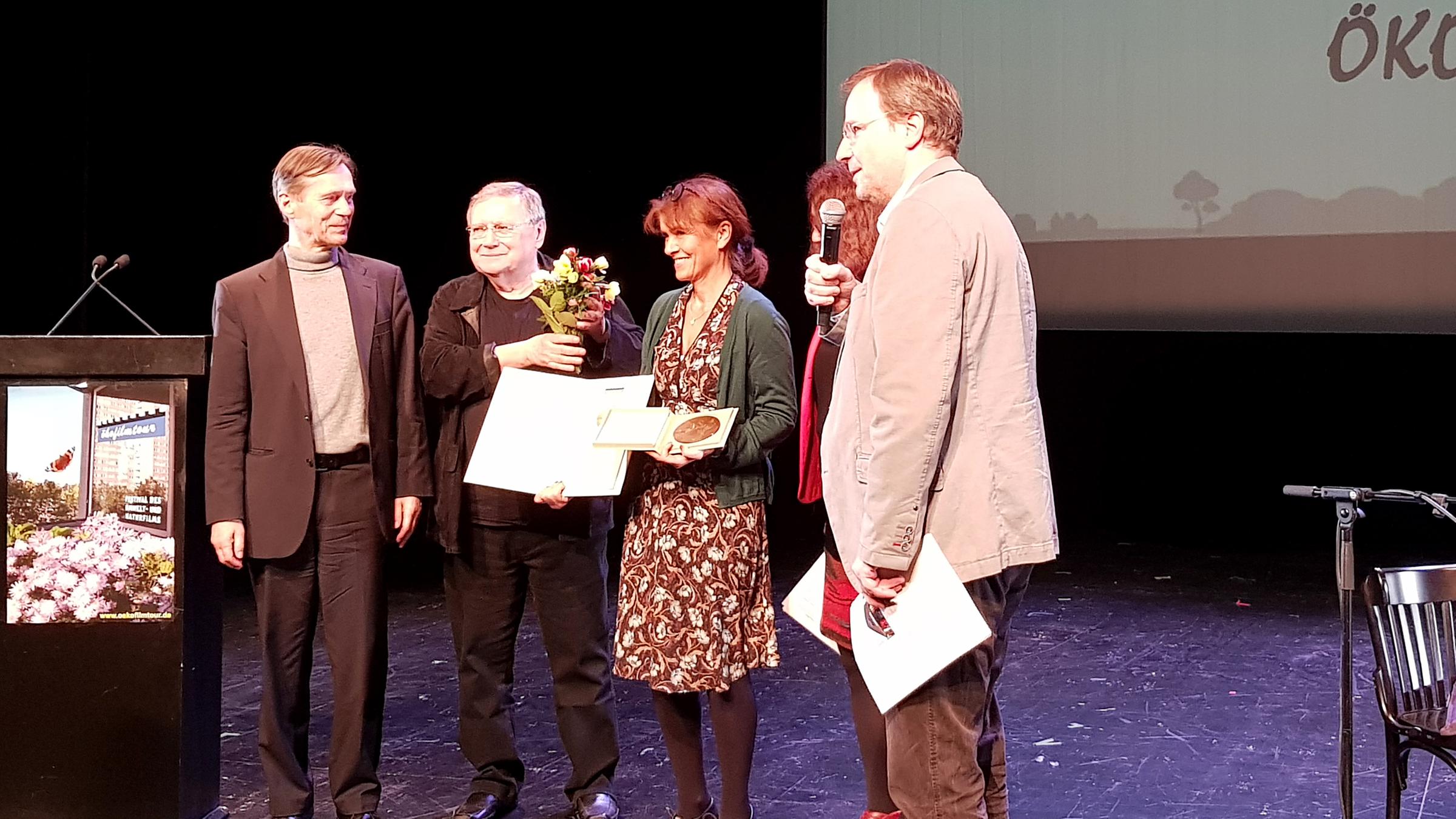 14. Filmfestival Ökofilmtour, Preisverleihung 27.3.2019 in Potsdam: V.l.n.r.: Dr. Bernhard Schmidt-Ruhe (Geschäftsführer der Stiftung NaturSchutzFonds Brandenburg), Ernst-Alfred Müller (Festivalleiter), Linde Dehner (Redakteurin "Im Königreich der Pilze"), Dr. Monika Griefahn (Umwelt- und Kulturpolitikern), Hellmuth Henneberg (Moderator).