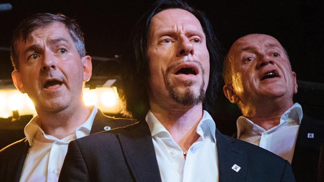 "Der Chor der harten Kerle": Drei singende Männer in Nahaufnahme
