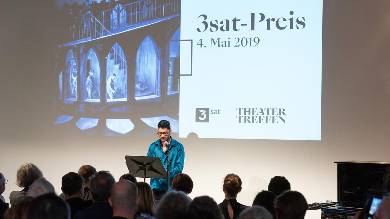 Verleihung 3sat Preis 2019 am 4.5.2019: Ersan Mondtag redet vor dem Auditorium