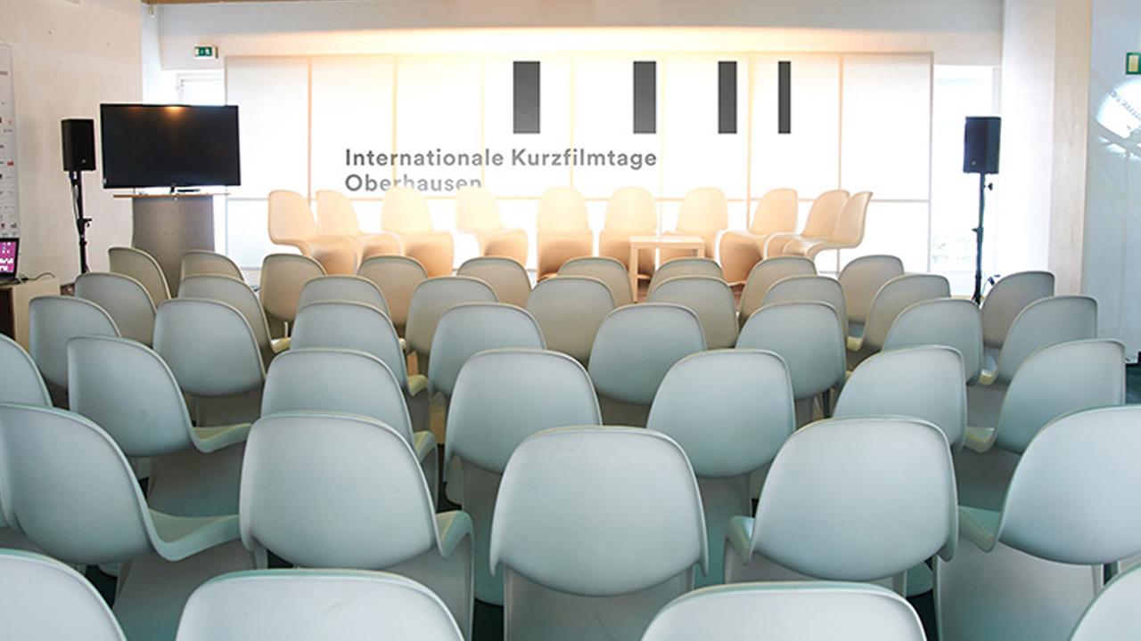65. Internationale Kurzfilmtage Oberhausen: Veranstaltungsraum mmit Stuhlreihen.