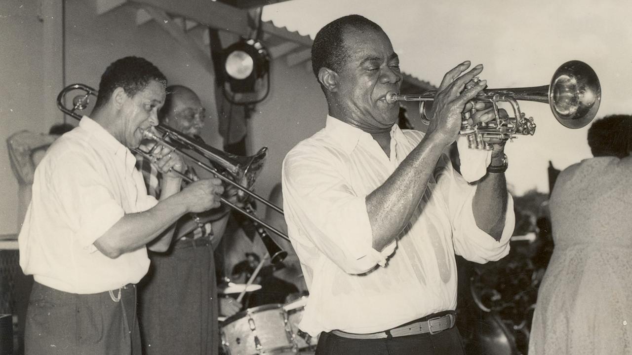 "Geheimwaffe Jazz": Louis Armstrong 1956 auf der Bühne in Accra, damals Goldküste (heute Ghana)
