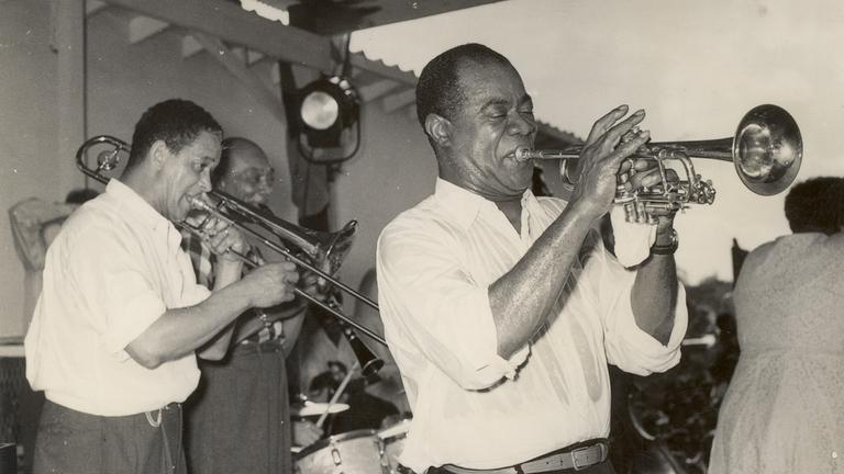 "Geheimwaffe Jazz": Louis Armstrong 1956 auf der Bühne in Accra, damals Goldküste (heute Ghana)