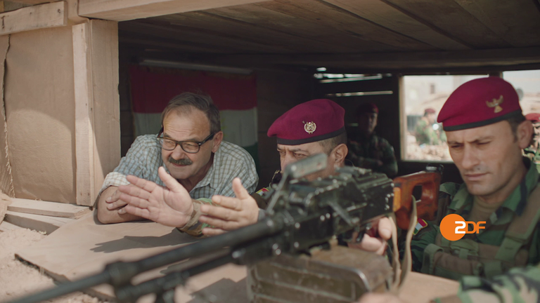 Auslandskorrespondenten-Kampagne: Uli Gack mit zwei Soldaten in einem Schützenstand