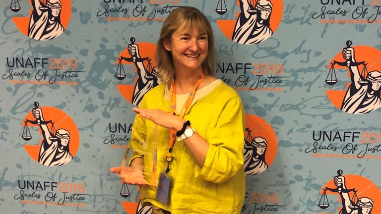 "UNANTASTBAR" gwinnt Großen Preis bei der UNAFF 2019: Angela Anderson bei der Preisverleihung