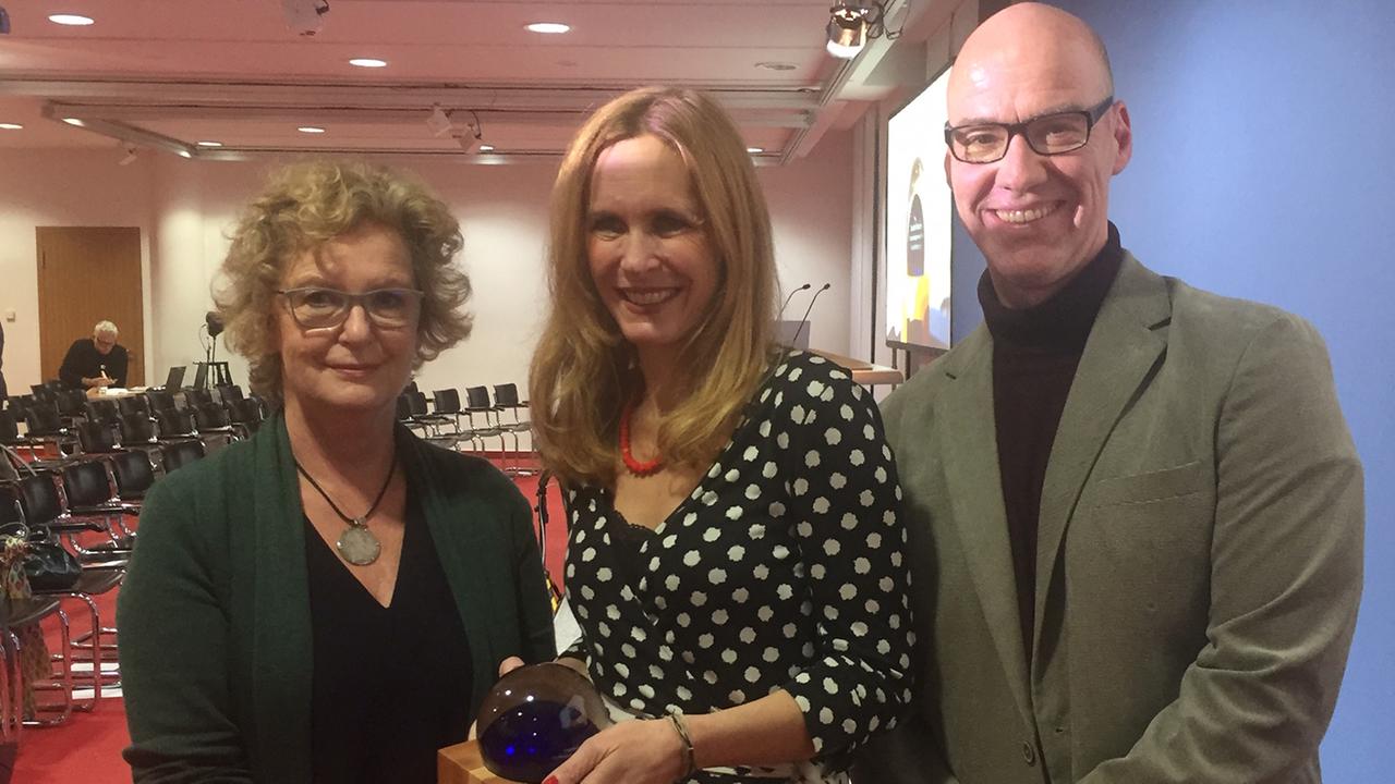 Deutscher Sozialpreis 2019 für 37°-Doku "Mehr als satt und sauber": V.l.n. r.: Brigitte Klos (Red. Kirche und Leben/katholisch), die Preisträgerin Anabel Münstermann und ein Protagonist (Markus, Altenpfleger) bei der Preisverleihung.