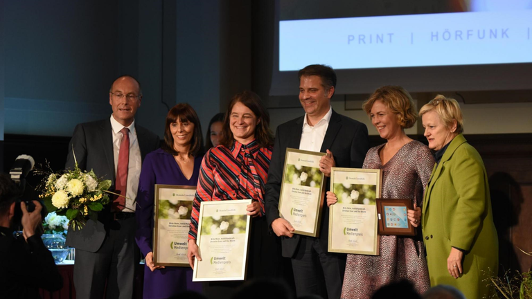 UmweltMedienpreis 2019 für ZDF-Politmagazin "Frontal 21": V.l.n.r.: Prof. Dr. Harald Kächele (DUH), Astrid Randerath, Birte Meier, Christian Esser, Ilka Brecht, Renate Künast bei der Preisverleihung.