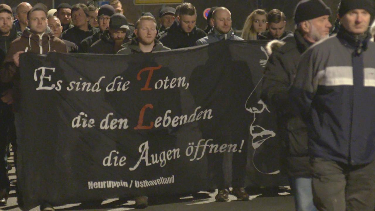 "Re: Dem Rechtsruck auf der Spur - Eine Zeitung sucht Antworten" (ARTE): Aufmarsch von Neonazis am Gedenktag der Bombenangriffe auf Dresden.