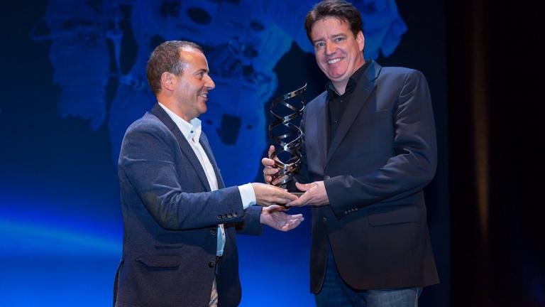 Erster Preis für planet e.: Der Python-Code bei Wissenschaftsfilmfestival der Universität Navarra: Andreas Ewels (r) erhält den Preis von Roberto Cámara (Chefredakteur Navarra TV).