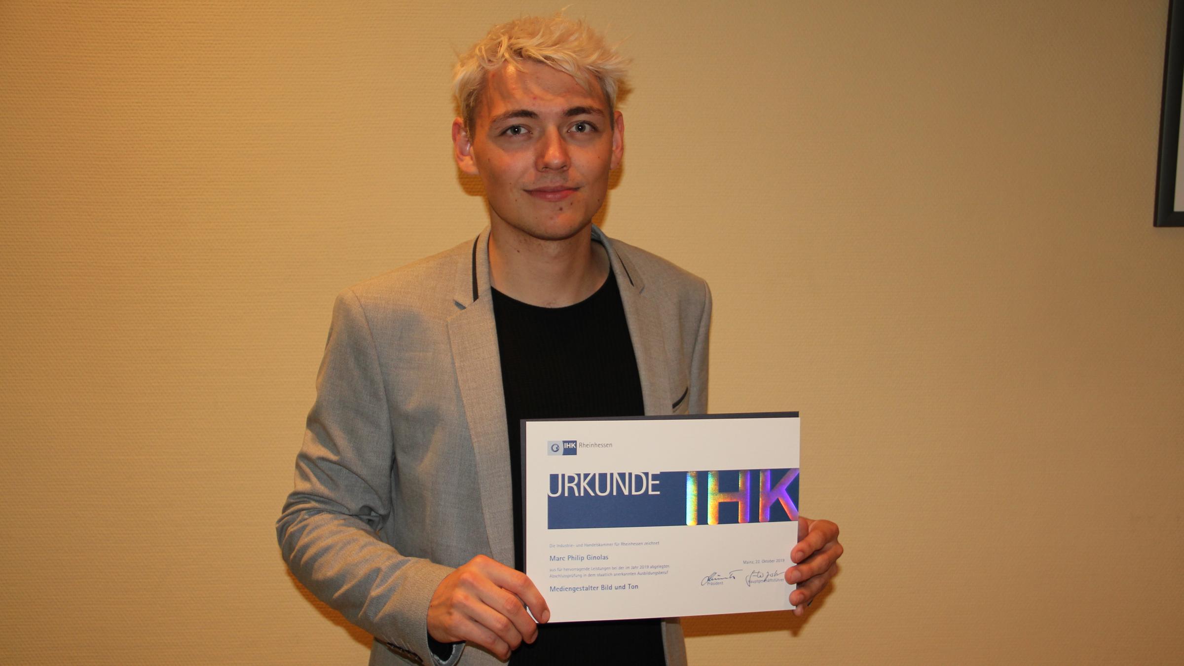 ZDF-Auszubildender Marc Philip Ginolas, bundesweit Jahrgangsbester im Ausbildungsberuf Mediengestalter Bild und Ton,  mit IHK-Urkunde