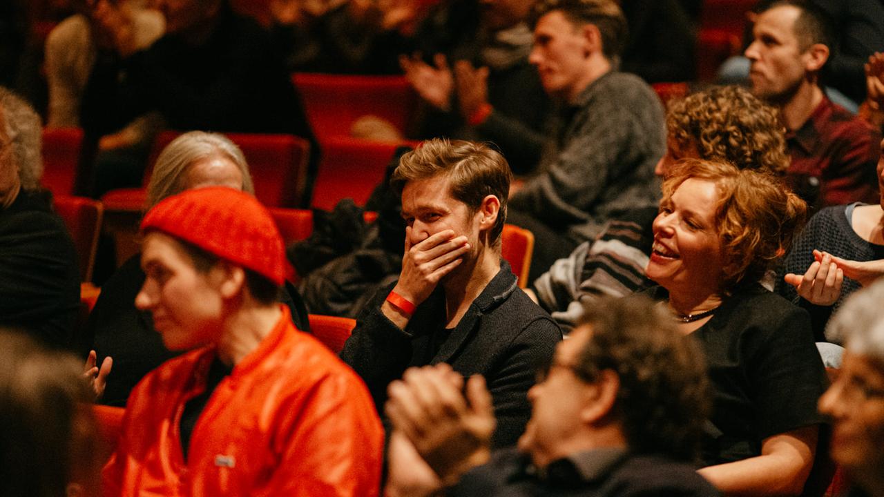 Denys Darahan (Mitte) bei der Verkündung des Filmstiftung NRW Schnitt Preis Spielfilm