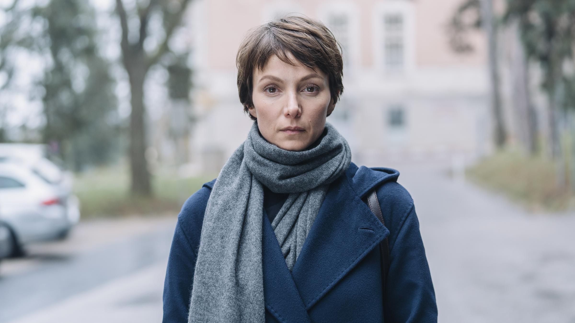 "Im Schatten der Angst": Carla Eckard (Julia Koschitz)