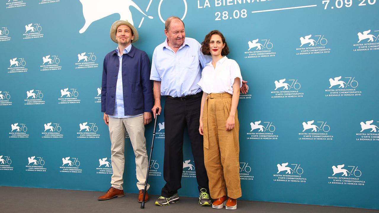 "Über die Unendlichkeit": Schauspieler Anders Hellstrom (l) Regisseur Roy Andersson and Schauspielerin Tatiana Delaunay bei der Verleihung des "Silbernen Löwen" auf den 76. Filmfestspielen in Venedig.