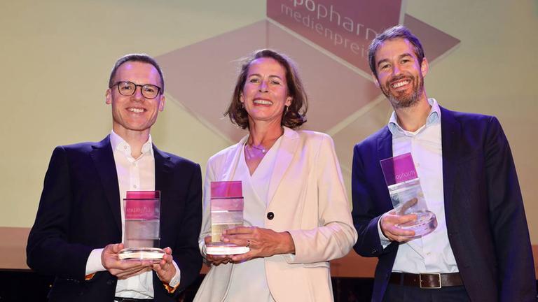 Die Preisträger des Expopharm Medienpreises 2019: Tobias Kaiser, "Frontal 21"-Autorin Beate Frenkel und Dirk Gilson (von links). 