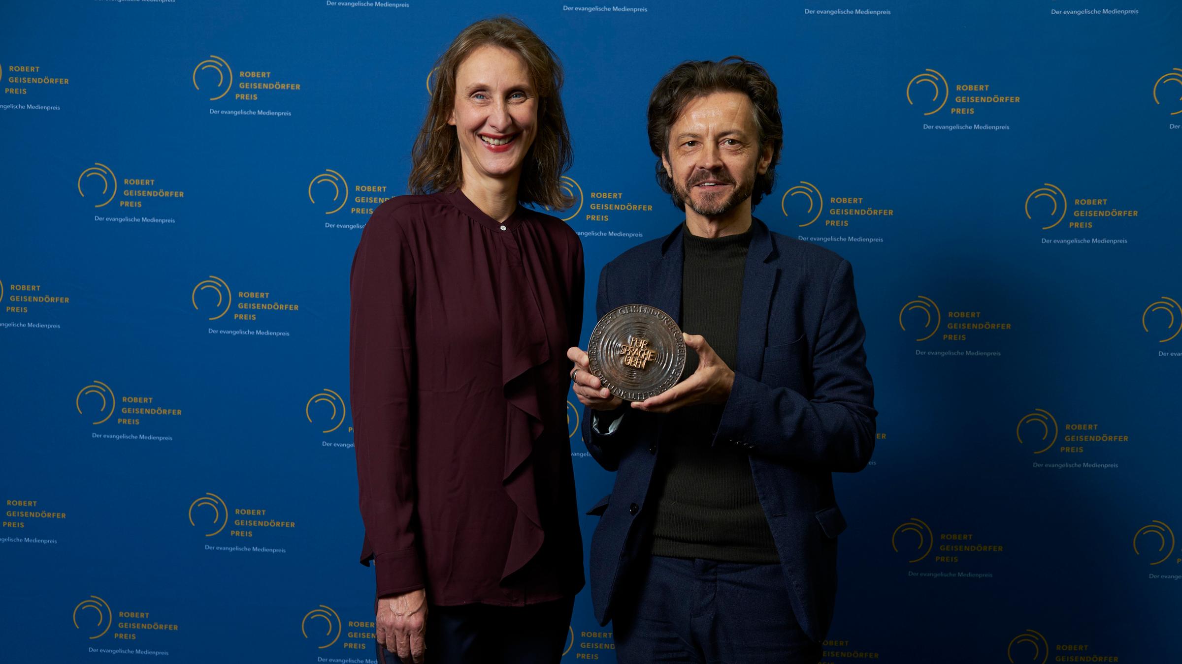 Robert-Geisendörfer-Preis für "Ab 18! - See You": Sobo Swobodnik (Autor und Regie) und Katya Mader (verantwortliche Redakteurin) bei der Preisverleihung