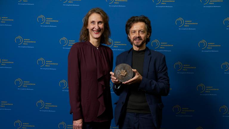 Robert-Geisendörfer-Preis für "Ab 18! - See You": Sobo Swobodnik (Autor und Regie) und Katya Mader (verantwortliche Redakteurin) bei der Preisverleihung