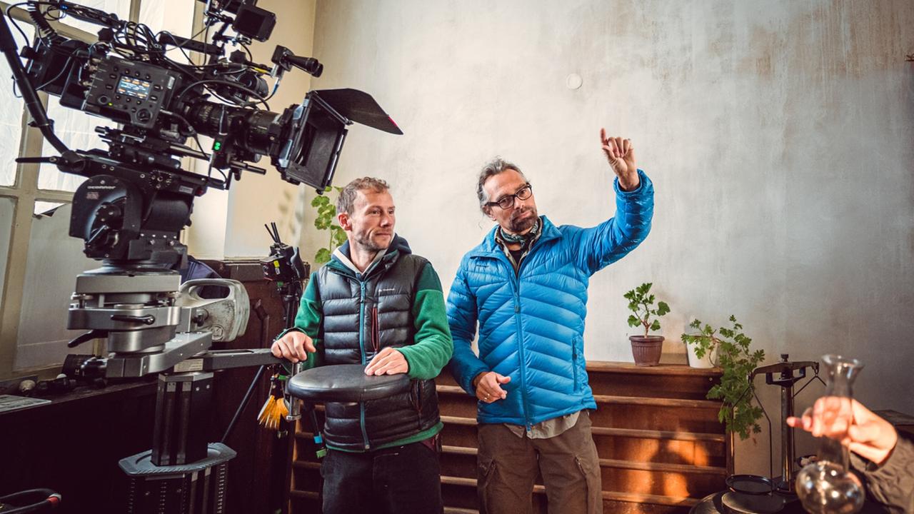 "Terra X - Anthropozän": Kameramann Jan Prillwitz und Regisseur Jens Monath bei den Drehvorbereitungen der Reenactments. Links von ihnen eine große Spezialkamera.