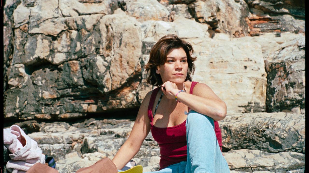 "Mare": Mare (Marija Škaričić ) sitzt vor einer Felswand und blickt skeptisch in die Kamera