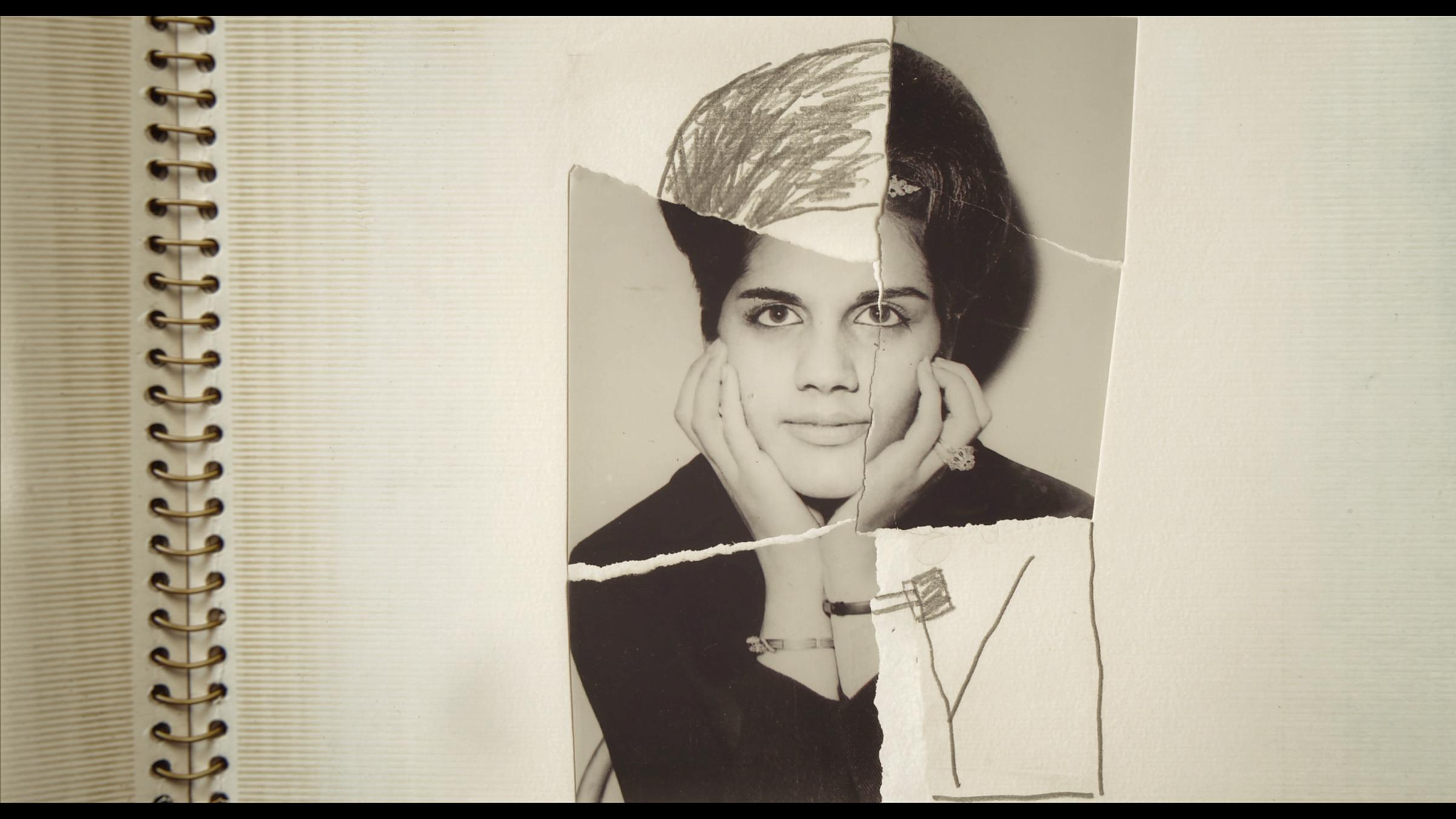 "Radiograph of a Family": Schwarzweißporträt einer jungen Frau im Fotoalbum der Familie der iranischen Regisseurin Firouzeh Khosrovani.