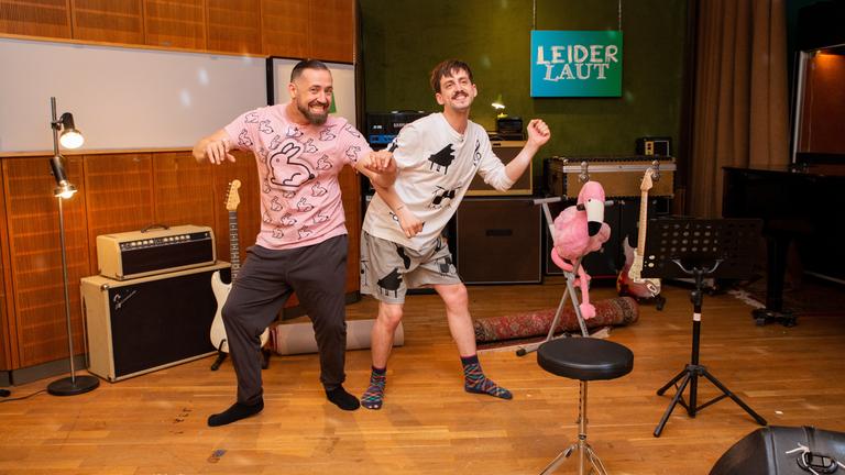 "Leider laut", Folge 1: Die Moderatoren Bürger Lars Dietrich und Marti Fischer tanzen im "Leider laut" Tonstudio.