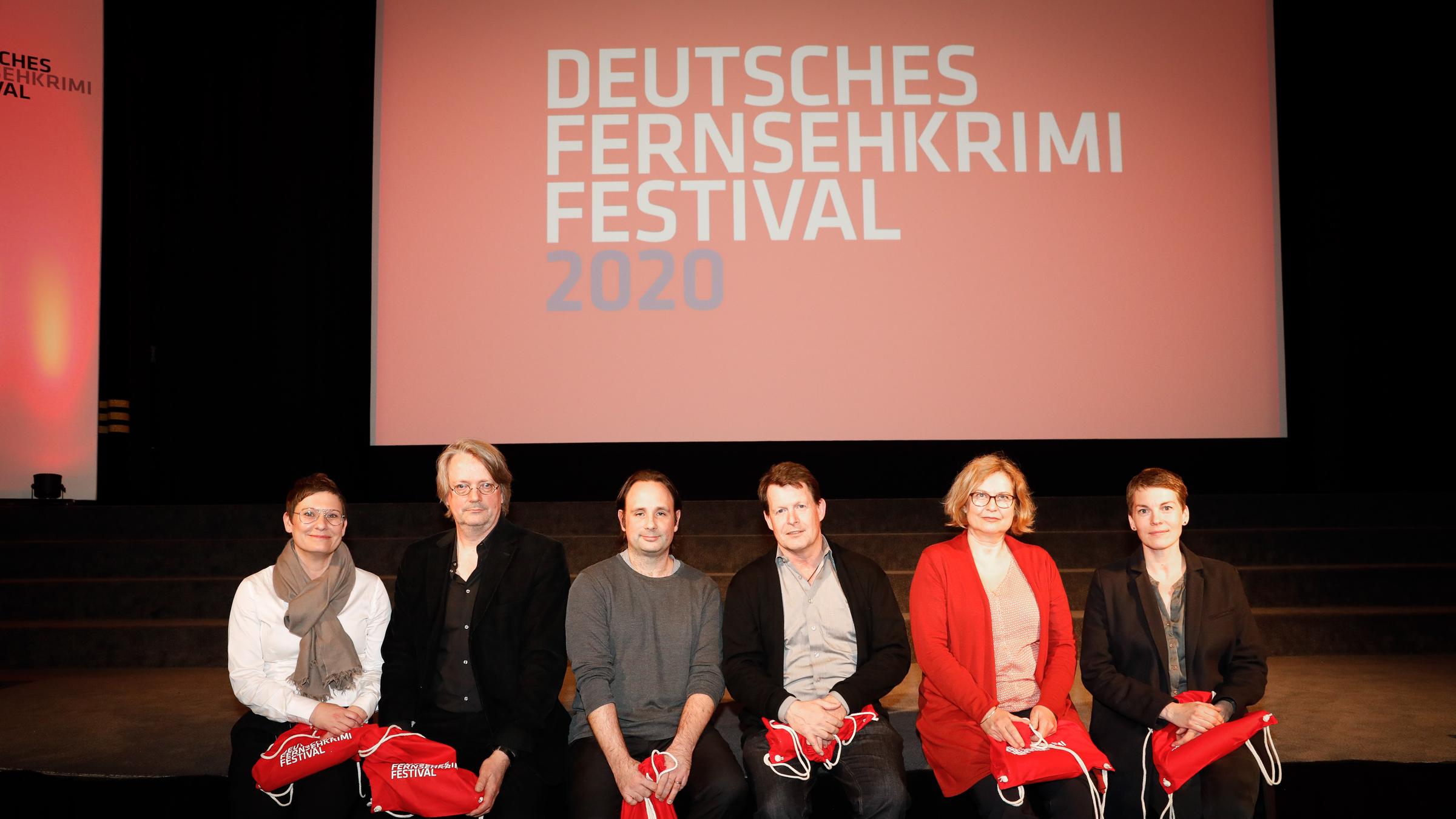 Deutscher FernsehKrimi-Preis 2020, Wiesbaden: Der Publikumspreis geht an "Tage des letzten Schnees". Produzentin Silke Pützer (Network Movie), Nils-Morten Osburg (Buch), Romanautor Jan Costin Wagner, Produzent Wolfgang Cimera, ZDF-Redakteurin Karina Ulitzsch und Schauspielerin Victoria Mayer.