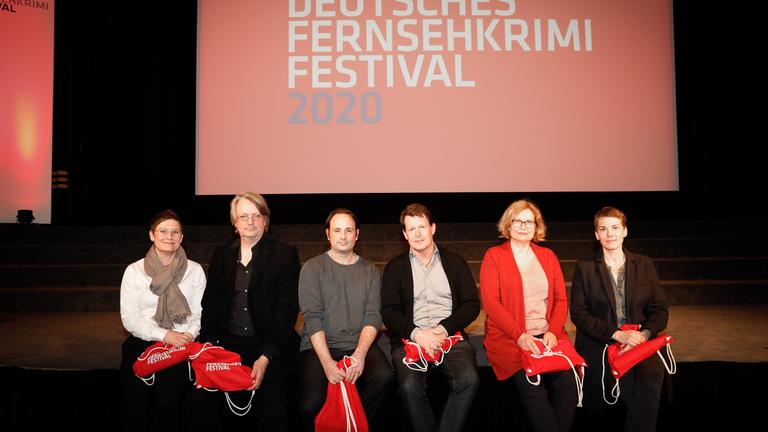 Deutscher FernsehKrimi-Preis 2020, Wiesbaden: Der Publikumspreis geht an "Tage des letzten Schnees". Produzentin Silke Pützer (Network Movie), Nils-Morten Osburg (Buch), Romanautor Jan Costin Wagner, Produzent Wolfgang Cimera, ZDF-Redakteurin Karina Ulitzsch und Schauspielerin Victoria Mayer.