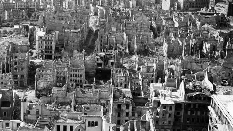 "Waffenstillstand - Mein Sommer '45 in Dresden": Fast oder ganz zerstörte Häuser einiger Straßenzüge nach einem Luftangriff auf Dresden, von einem erhobenen Punkt aus fotografiert.