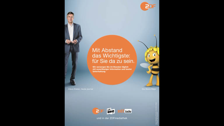 Motiv Haltungskampagne: Claus Kleber (l.) und die "Biene Maja" (r.): Dazwischen in einem orangen Kreis der Text: "Mit Abstand das Wichtigste: Für Sie da zu sein" und dahinter in kleinerer Scvhrift: Wir versorghen Sie 24 Stunden täglich mit zuverlässsigeer Information und bester Unterhaltung"