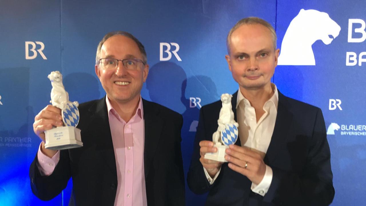 Bayerischer Fernsehpreis 2020: Friedrich Scherer (l.) und Winfried Laasch, Autoren von "Ein Tag in Auschwitz", mit dem Bayerischen Fernsehpreis "Blauer Panther"