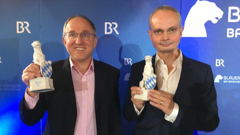 Bayerischer Fernsehpreis 2020: Friedrich Scherer (l.) und Winfried Laasch, Autoren von "Ein Tag in Auschwitz", mit dem Bayerischen Fernsehpreis "Blauer Panther"