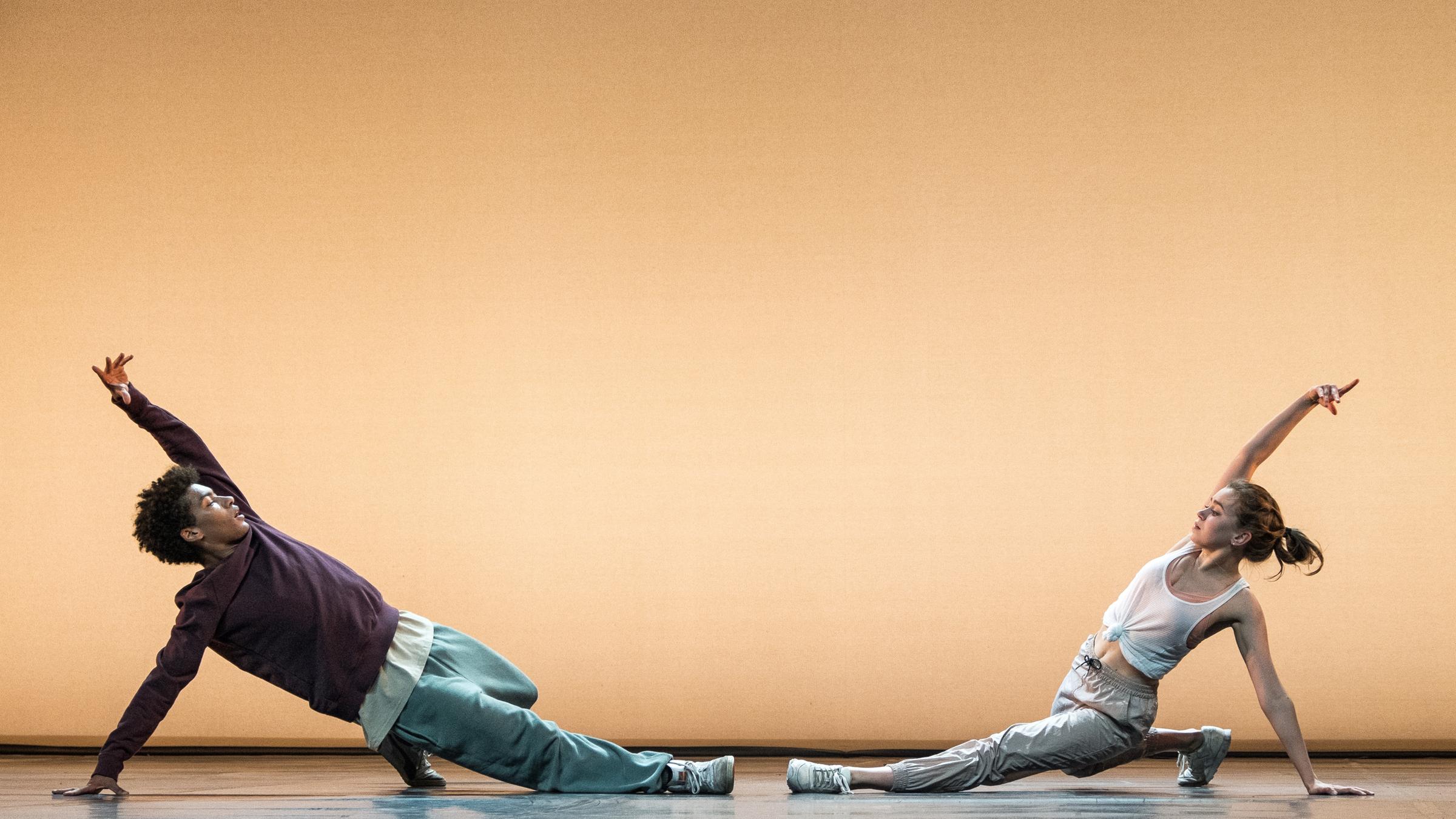 " Into the Beat – Dein Herz tanzt": Marlon (Yalany Marschner) und Katya (Alexandra Pfeifer) trainieren zusammen Breakdance.