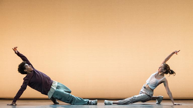 " Into the Beat – Dein Herz tanzt": Marlon (Yalany Marschner) und Katya (Alexandra Pfeifer) trainieren zusammen Breakdance.