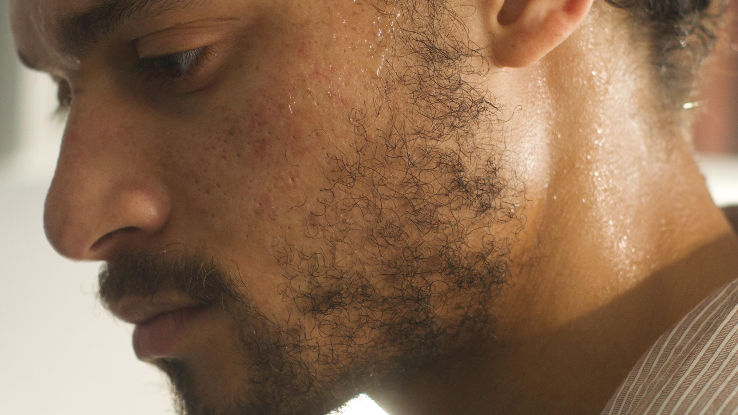 "Dreck": Seitliches Porträt ddes Hauptdarstellers Steven Sowah