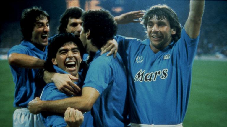 "Diego Maradona": Lachende Fußballspieler auf dem Fußballplatz
