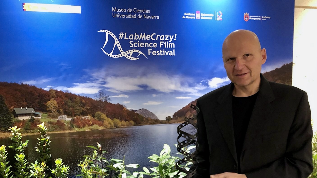 #LabMeCrazy Science Film Festival (Februar 2022): planet e. -Redakteur Martin Ordolff mit dem Preis für "Die Welt der Viren"