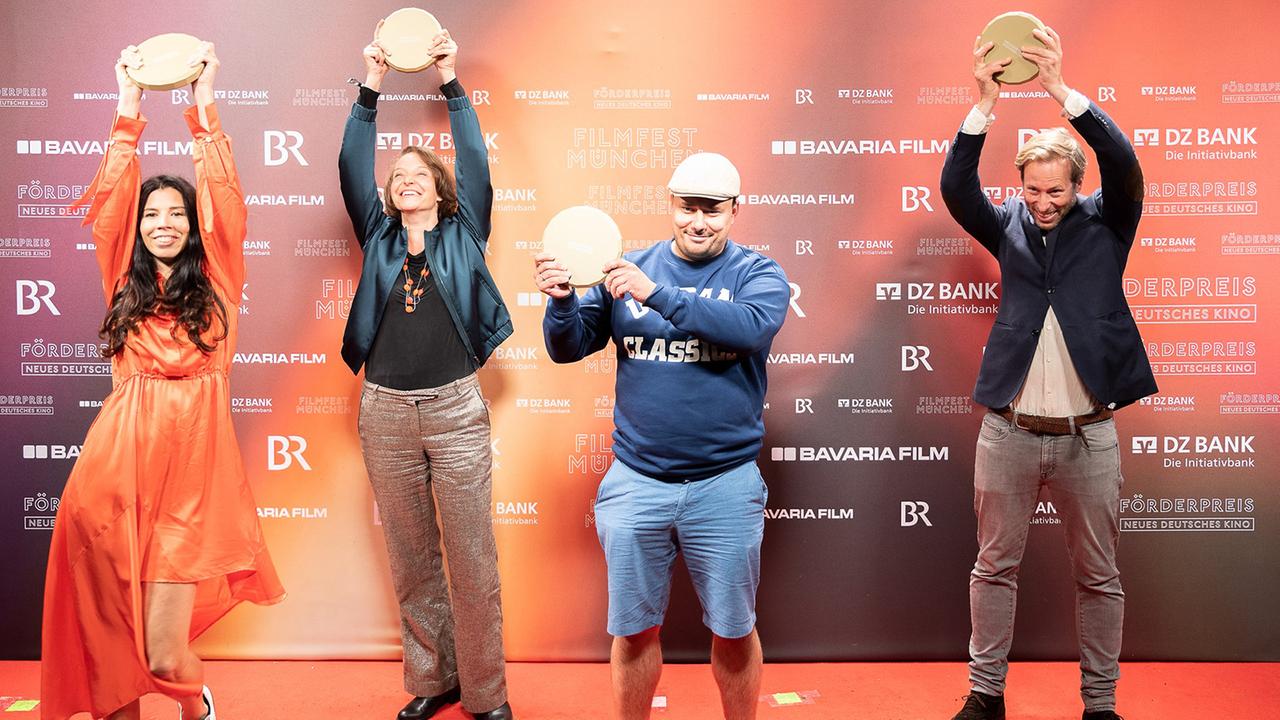 Förderpreis Neues Deutsches Kino 2021: Die diesjährigen Gewinner*innen: Franziska Stünkel, Miriam Düssel, Martin Rohde und stellvertretend für Nikias Chryssos Alexis von Wittgenstein.