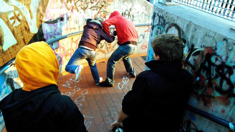 "Außer Kontrolle - Jugendgewalt in Deutschland": Zwei Jungen, einer mit roter und einer mit brauner Jacke, sind in eine Prügelei verwickelt. Beide tragen Kapuzen, ihre Gesichter sind nicht zu sehen. Zwei weitere Jugendliche schauen zu.