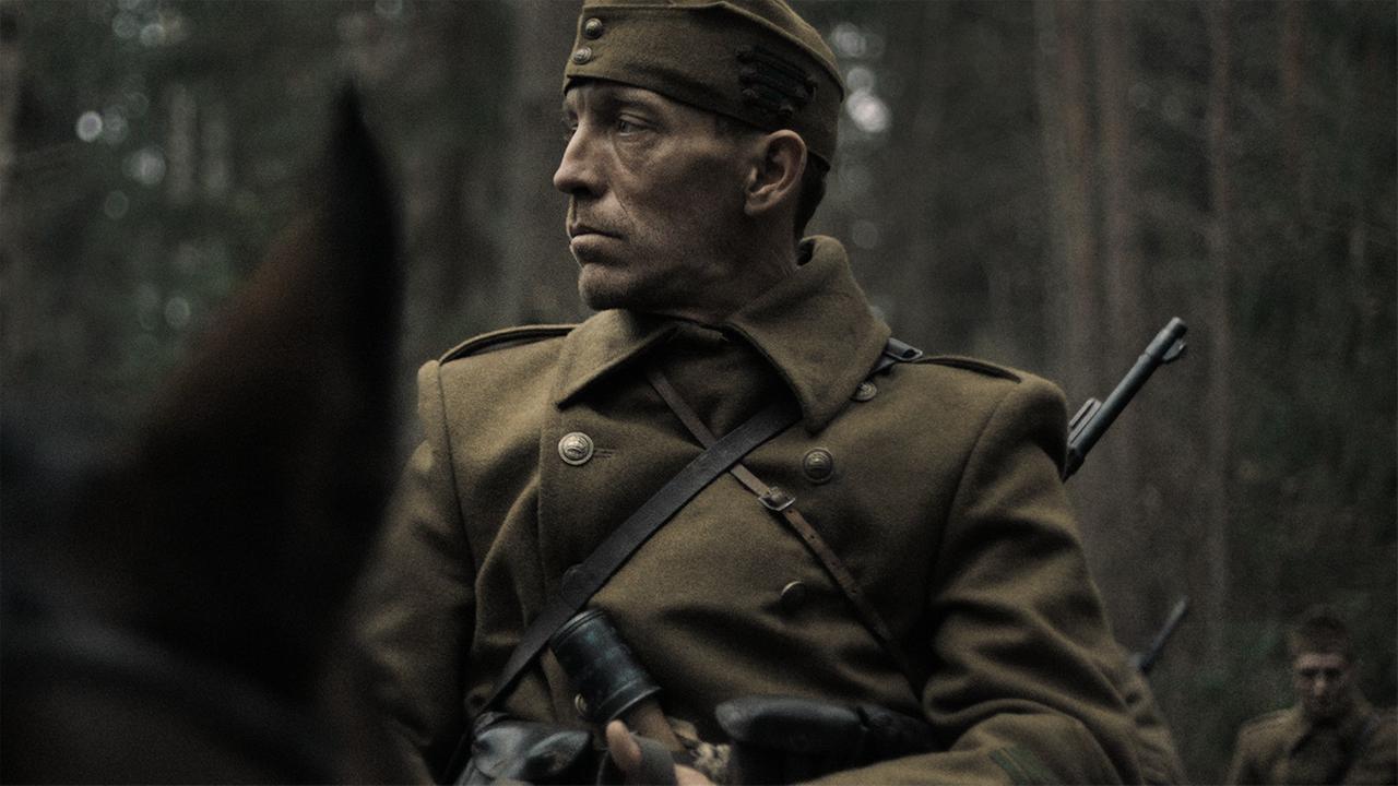 Natural Light (Természetes Fény):  Korporal István Semetka (Ferenc Szabó) steht mit rußgeschwärztem Gesicht in einem Wald und blickt nach rechts.