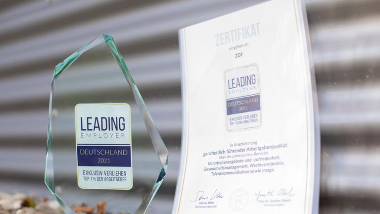 "Leading Employer: Trophäe und Urkunde