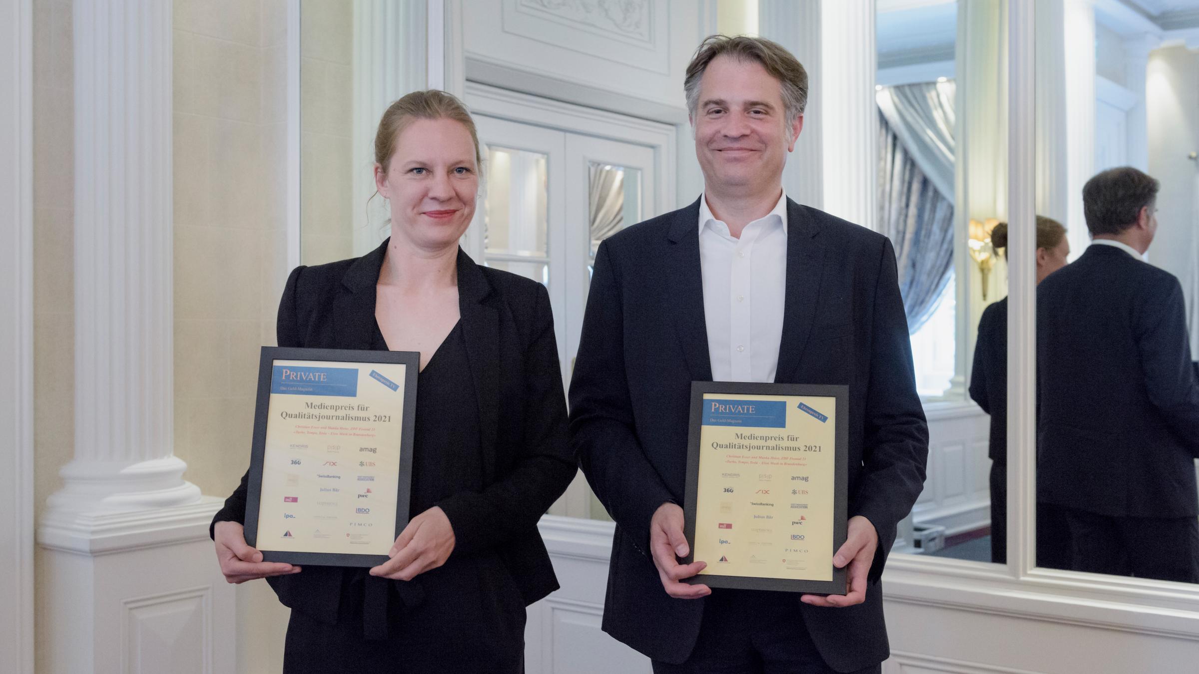 Manka Heise (l.) und Christian Esser mit dem Medienpreis für Qualitätsjournalismus für ihre Dokumentation "Turbo, Tempo, Tesla - Elon Musk in Brandenburg"