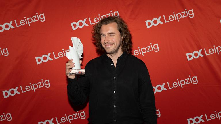 Regisseur Karol Palka beim DOK Leipzig mit dem 3sat-Nachwuchspreis "Silberne Taube"