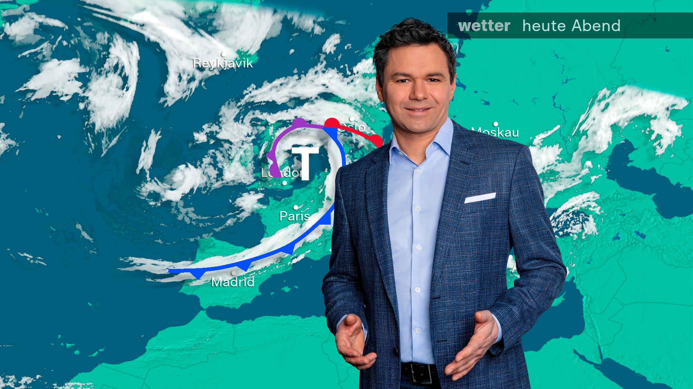 Özden Terli vor der Wetterkarte