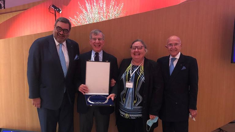 8. November 2021: Velitchka Nedialkova (3.v.l.) mit dem Lifetime Comitment Award ausgezeichnet.