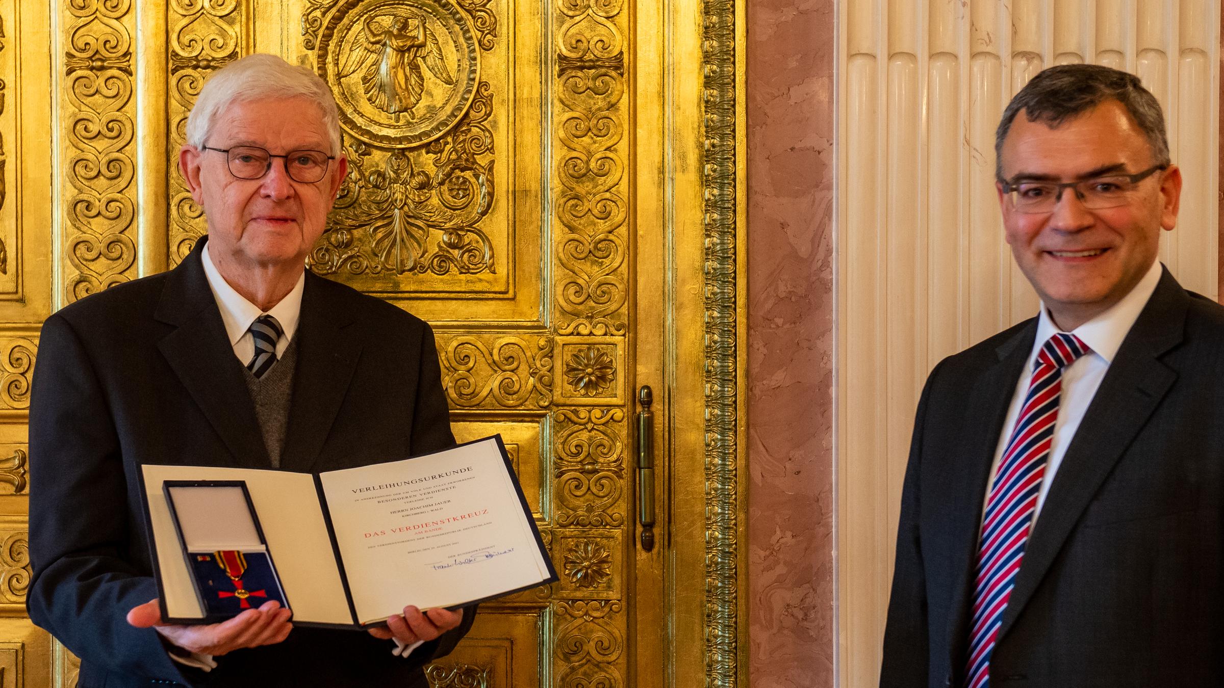 18.11.2021: Joachim Jauer mit dem Bundesverdienstkreuz am Bande und Florian Herrmann, Leiter der Staatskanzlei und Staatsminister für Bundesangelegenheiten und Medien.