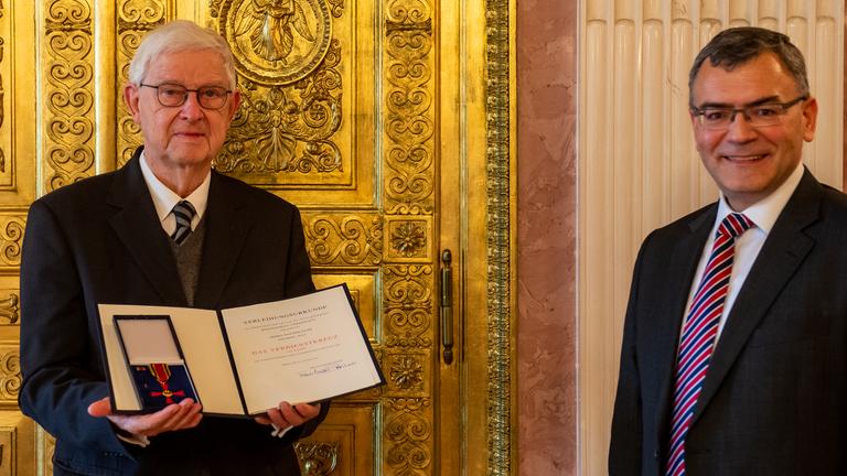 18.11.2021: Joachim Jauer mit dem Bundesverdienstkreuz am Bande und Florian Herrmann, Leiter der Staatskanzlei und Staatsminister für Bundesangelegenheiten und Medien.
