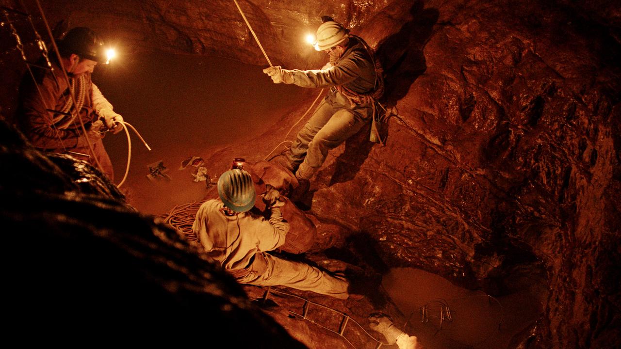 "Il Buco": Drei Höhlenforscher seilen sich in eine tiefe Höhle ab.